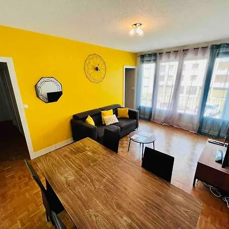 Les Facs : Apt 6 Prs, 3 Ch, Balcon Et Parking דירה *