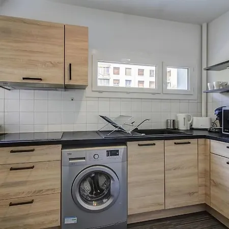 Les Facs : Apt 6 Prs, 3 Ch, Balcon Et Parking *
