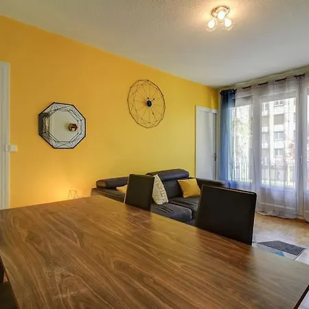 Les Facs : Apt 6 Prs, 3 Ch, Balcon Et Parking דירה *