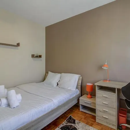 Les Facs : Apt 6 Prs, 3 Ch, Balcon Et Parking * דיז'ון