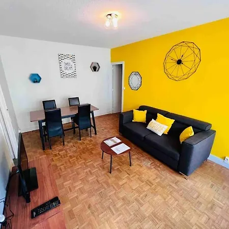Les Facs : Apt 6 Prs, 3 Ch, Balcon Et Parking דירה *
