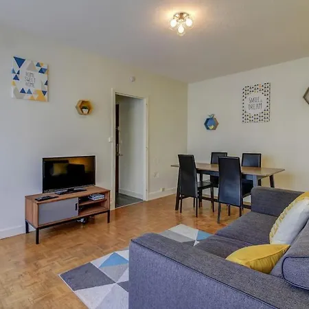 Les Facs : Apt 6 Prs, 3 Ch, Balcon Et Parking * דיז'ון
