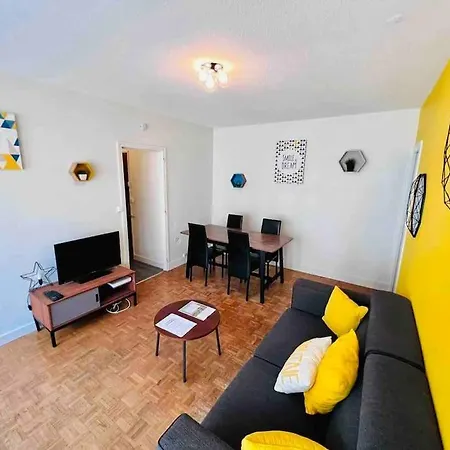 Les Facs : Apt 6 Prs, 3 Ch, Balcon Et Parking דירה