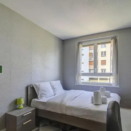 Les Facs : Apt 6 Prs, 3 Ch, Balcon Et Parking דירה *